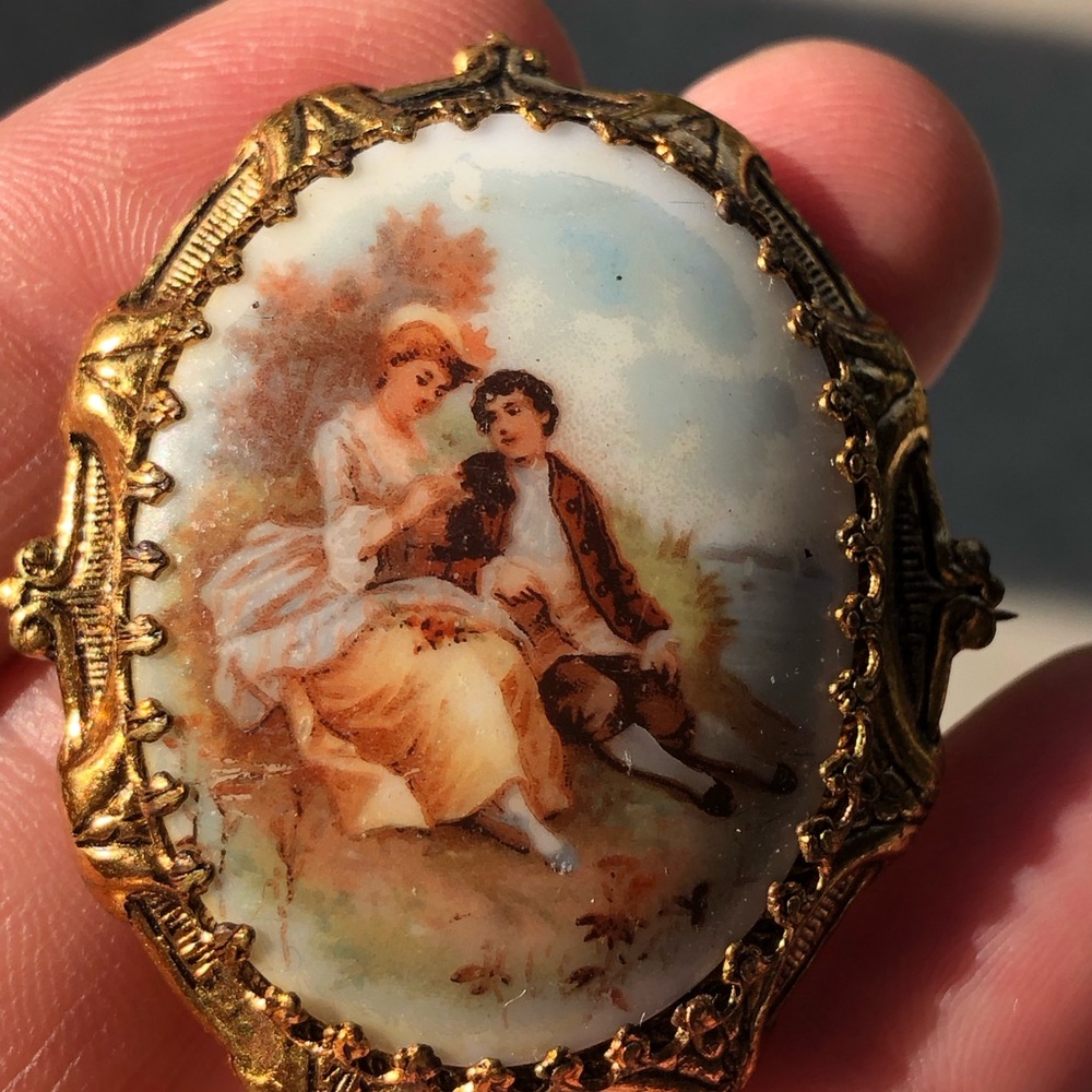 Antique brooch. Hand painted. Gold leaf covered. - Picture 2 of 4